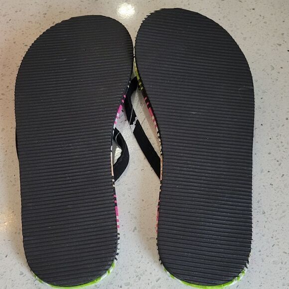 🌷2/$15🌷Colorful Aztec print flip flops - New - Picture 3 of 4